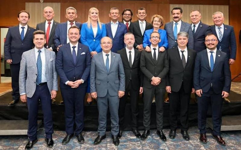 CHP’li belediye başkanlarından “Özel’in yayındayız” açıklaması
