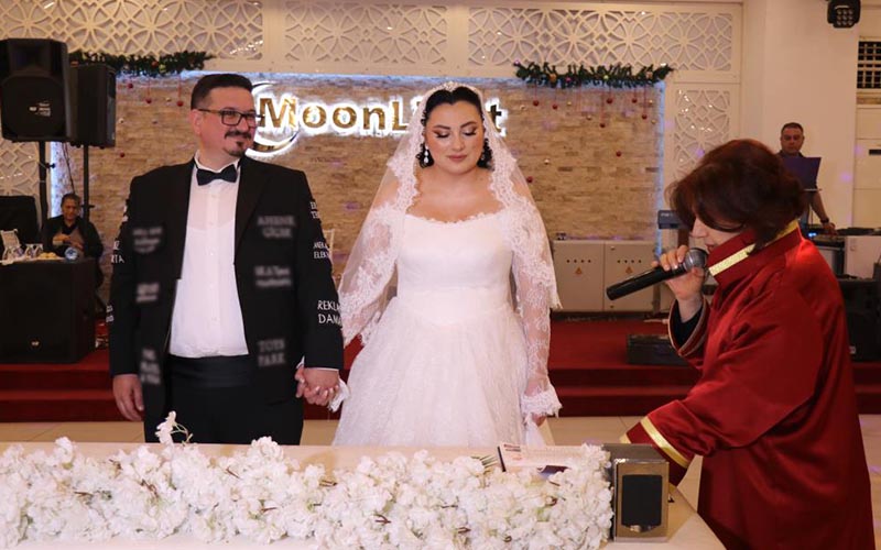 Düğün masrafını hafifletmek için damatlığını reklam panosu çevirdi