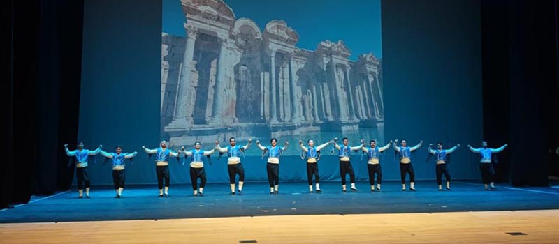 Denizli'de 7'den 70'e halk oyunları gösterisi sunuldu
