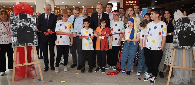 Denizli'de özel birey öğrenciler resim sergisi açtı