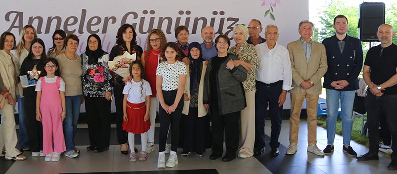 Denizli'de Cennet Çetingül ve Ümran Mersin yılın anneleri seçildi