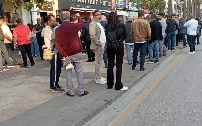CHP’liler il binası önünde toplanıyor
