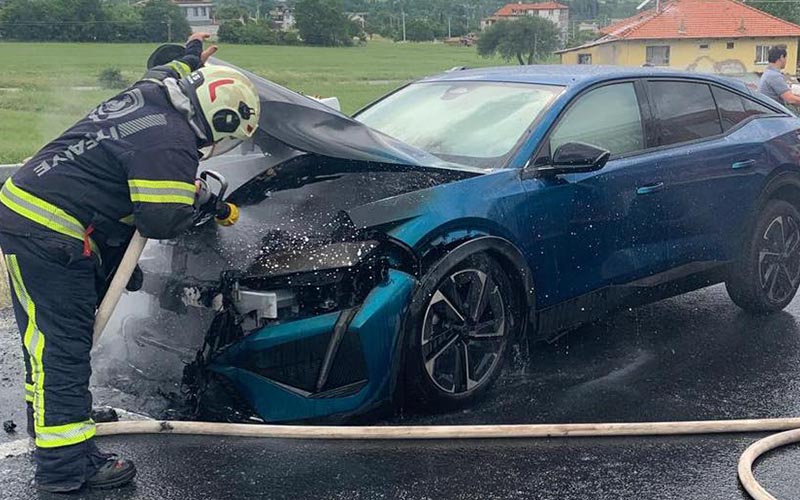 Seyir halindeyken alev aldı, itfaiye ekipleri söndürdü