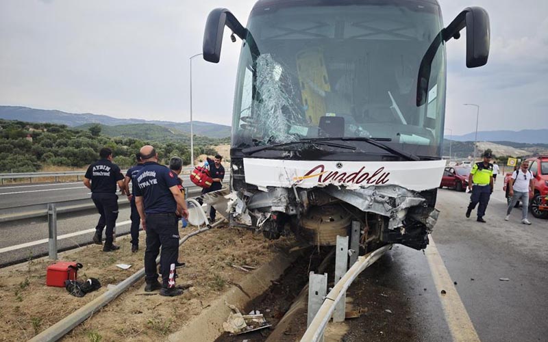 Otoyolda yolcu otobüsü bariyere çarptı, çok sayıda yaralı var