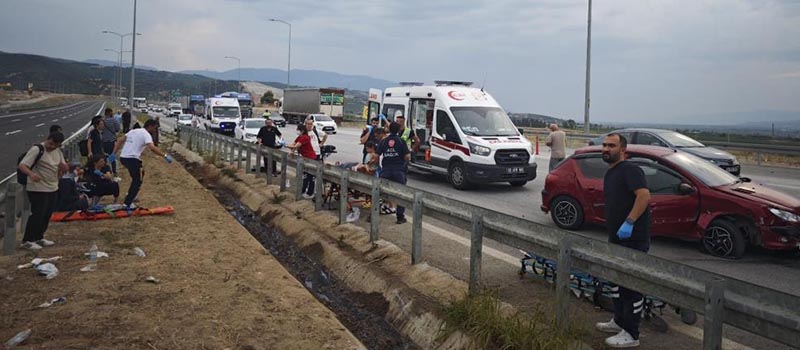 Aydın-Denizli otoyolunda yolcu otobüsü otomobil ile çarpışıp bariyere çarptı. Kazada 1'i ağır 20 kişi yaralandı