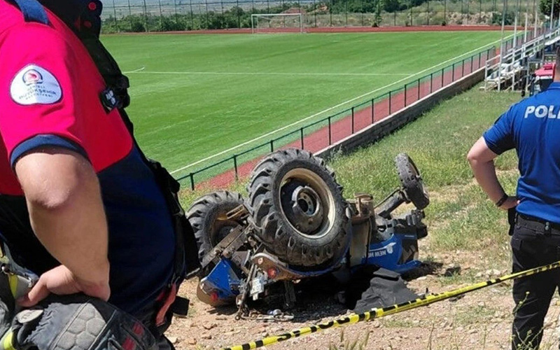Devrilen traktörün altında kalan çocuk öldü