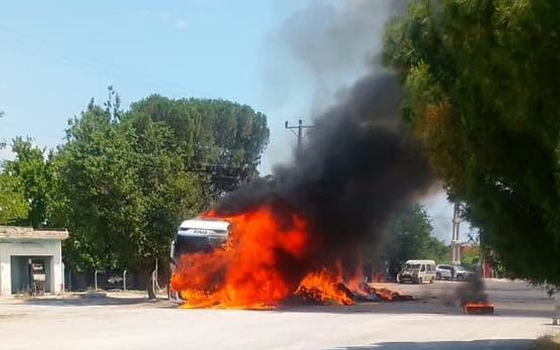 TIR karayolunda seyrederken alev topuna döndü