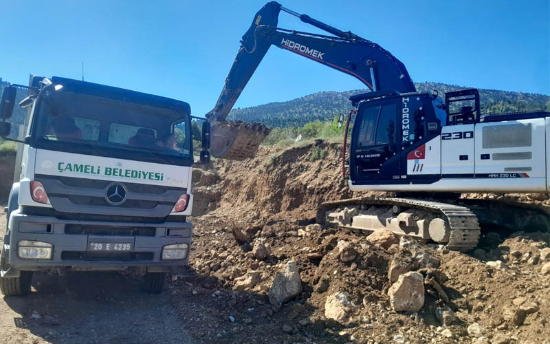 Çameli’de arazi yollarında dolgu ve kumlama çalışması