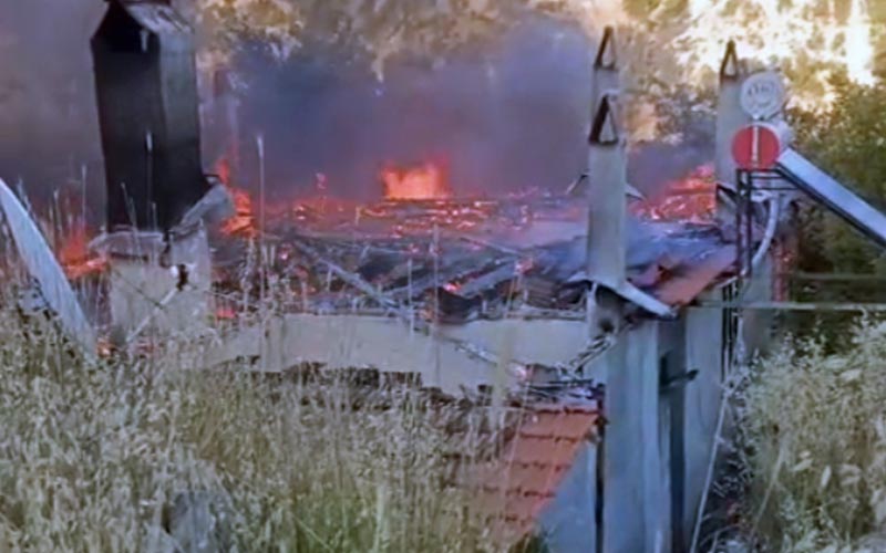 Alevler evi yuttu, geriye duvarları kaldı
