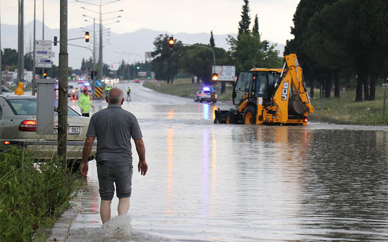 Karayolunu su bastı, trafik durdu