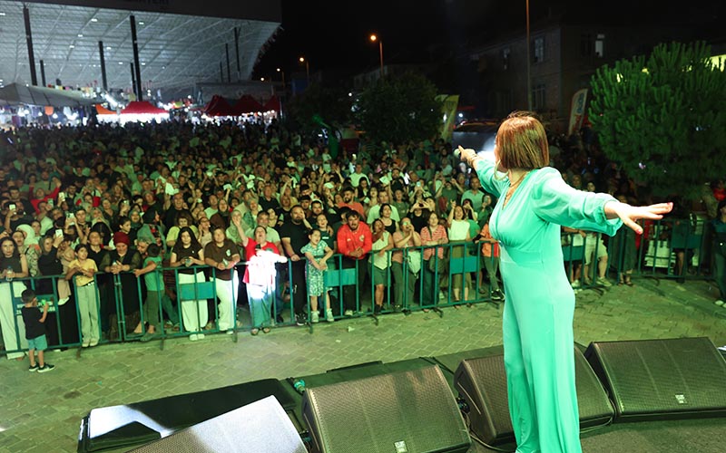 Reyhan Karaca, Honaz Kiraz Festivali’nde sahne aldı