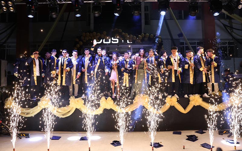 DOSTEK Koleji’nde 228 öğrenci mezuniyet sevinci yaşadı