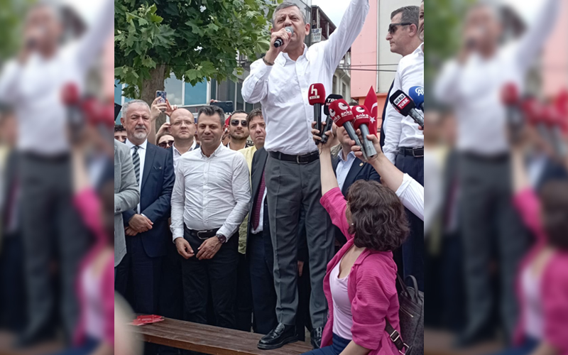 Özel, Bayramyeri’nde bankın üzerinde konuştu, “millet arkamızda” dedi