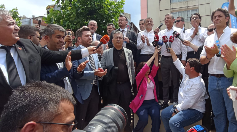 Özgür Özel Denizli bankın üzerinde konuştu