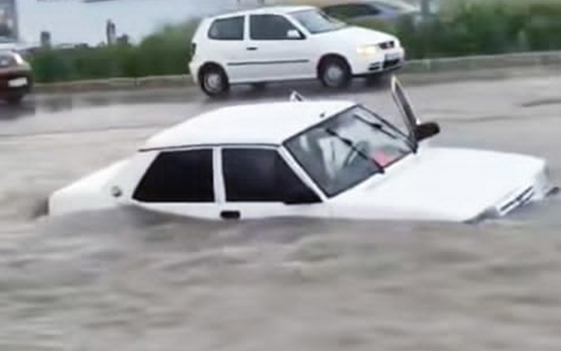 Sağanak yağış sel oldu, otomobil ortasında kaldı