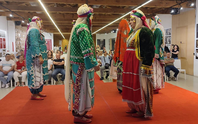 Sandıklarda tutulan giysiler defileyle beğeniye sunuldu