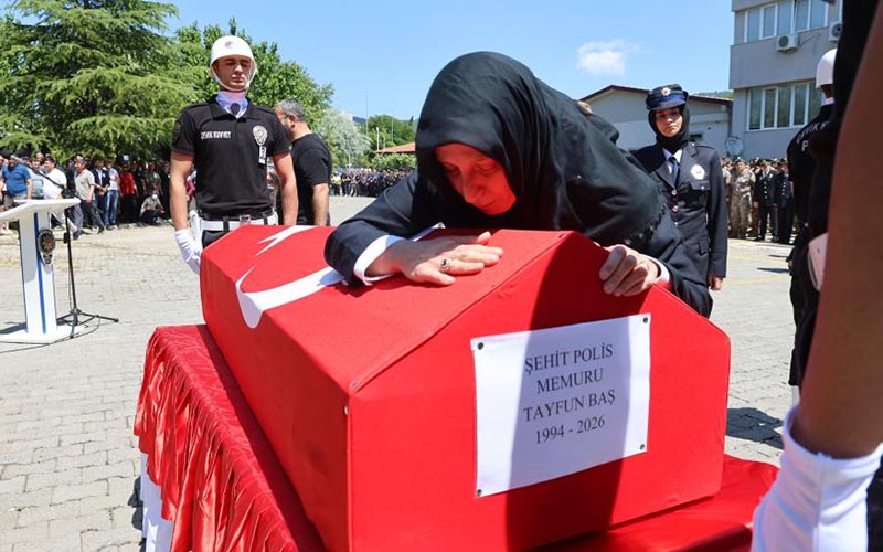 Şehit eşinin tabuta sarılması ve konuşması yürekleri yaktı