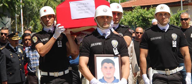 Denizlili şehit polisin eşi tabuta sarılıp gözyaşı döktü, yaptığı konuşmayla yürekleri dağladı