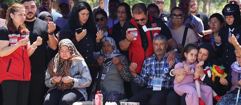 Denizlili şehit polisin eşi tabuta sarılıp gözyaşı döktü, yaptığı konuşmayla yürekleri dağladı