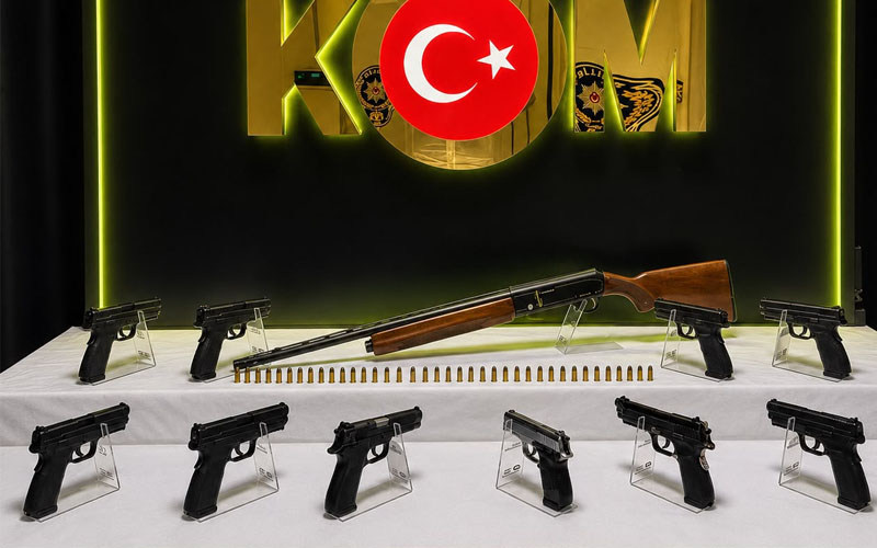Ev ve araçtan mini cephanelik çıktı: 3 tutuklama