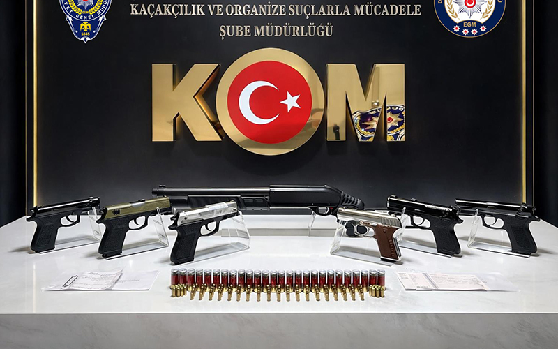 Tefecilik operasyonu: Evden 1,4 milyon liralık senet ve silahlar çıktı