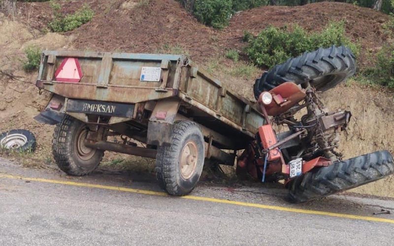Devrilen traktörün sürücüsü öldü