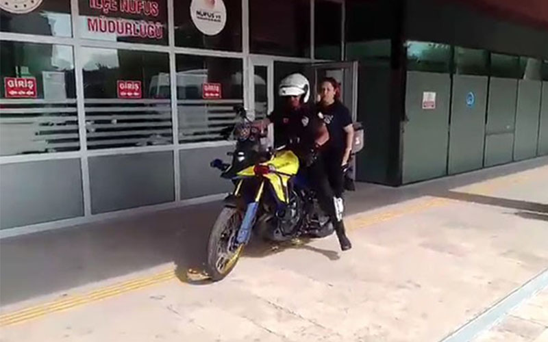 Kimlik sorunu yaşayan öğrencilerin yardımına polis yetişti