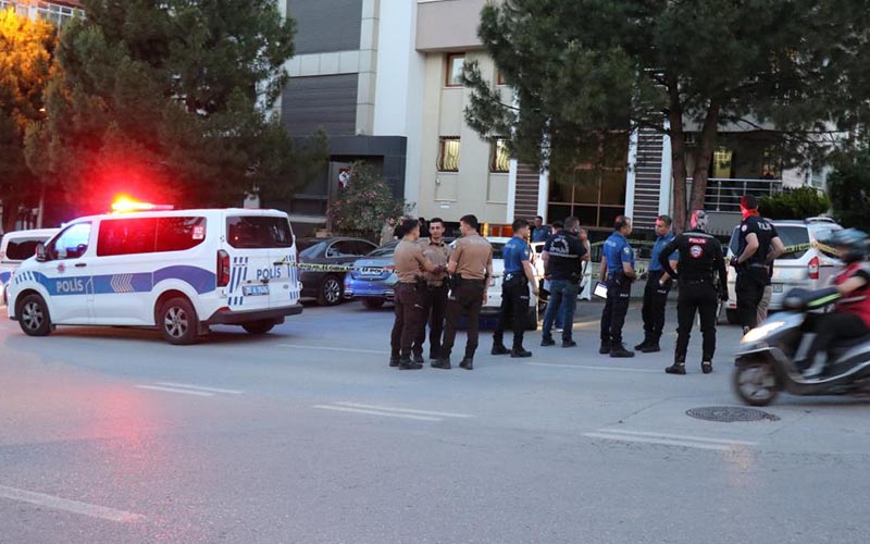 Çocuğunun gözü önünde pompalı tüfekle vurulan kadın öldü