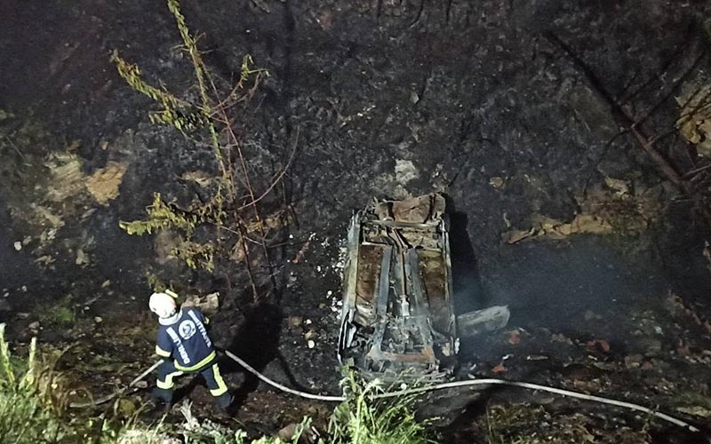 Şarampole devrilen araç yandı, sürücü mucizevi şekilde yaralı kurtuldu