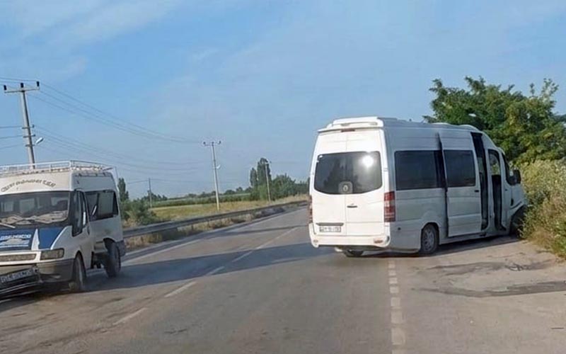 İşçi servisleri çarpıştığı kazada facia teğet geçti: 10 yaralı
