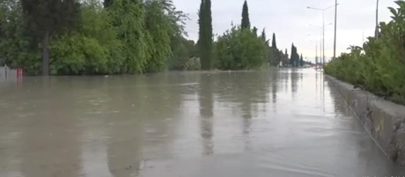 Denizli'de karayolunu su bastı, trafik durdu