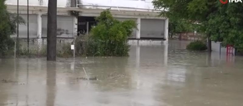 Denizli'de karayolunu su bastı, trafik durdu
