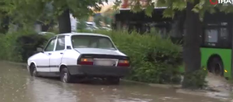 Denizli'de karayolunu su bastı, trafik durdu