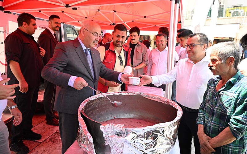 Vali Köşger, kazanın başına geçip aşure dağıttı