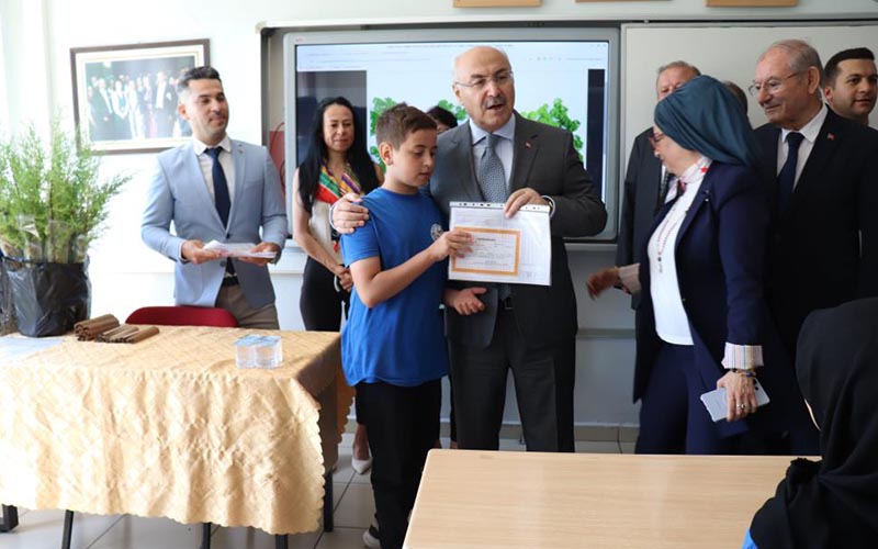 180 bin 713 öğrenci karnelerini alıp tatile girdi
