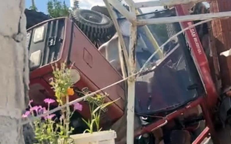 Traktör evin bahçesine uçtu, sürücü mucizevi şekilde kurtuldu