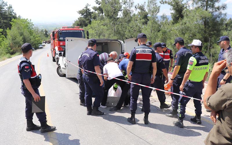 Traktör uçuruma yuvarlandı, sürücünün cansız bedenini oğlu buldu