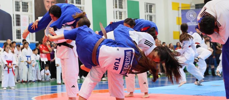 Denizli'de yaz spor okulları düzenlenen törenle açıldı