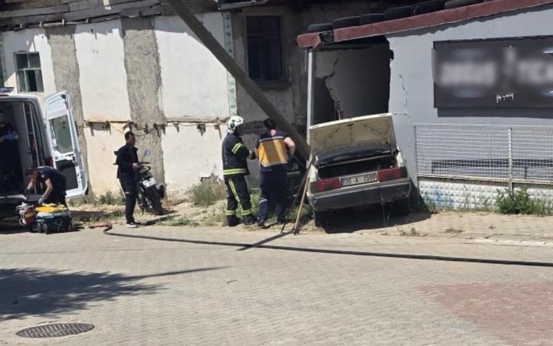 Otomobil duvara çarptı, karı-koca hayatını kaybetti