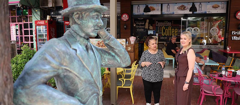 Denizli'nin Merkezefendi ilçesindeki Eflatun Sokak, heykellerle donatıldı
