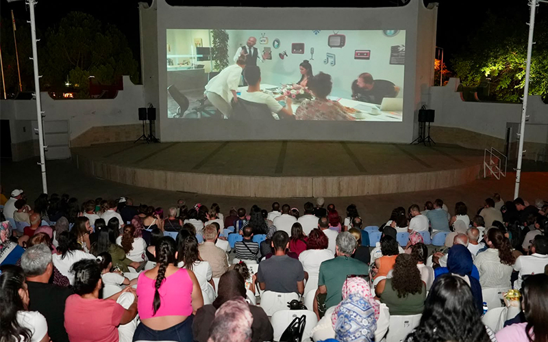 Denizlililer açık hava sinemasında Bizi Hatırla filmini izledi