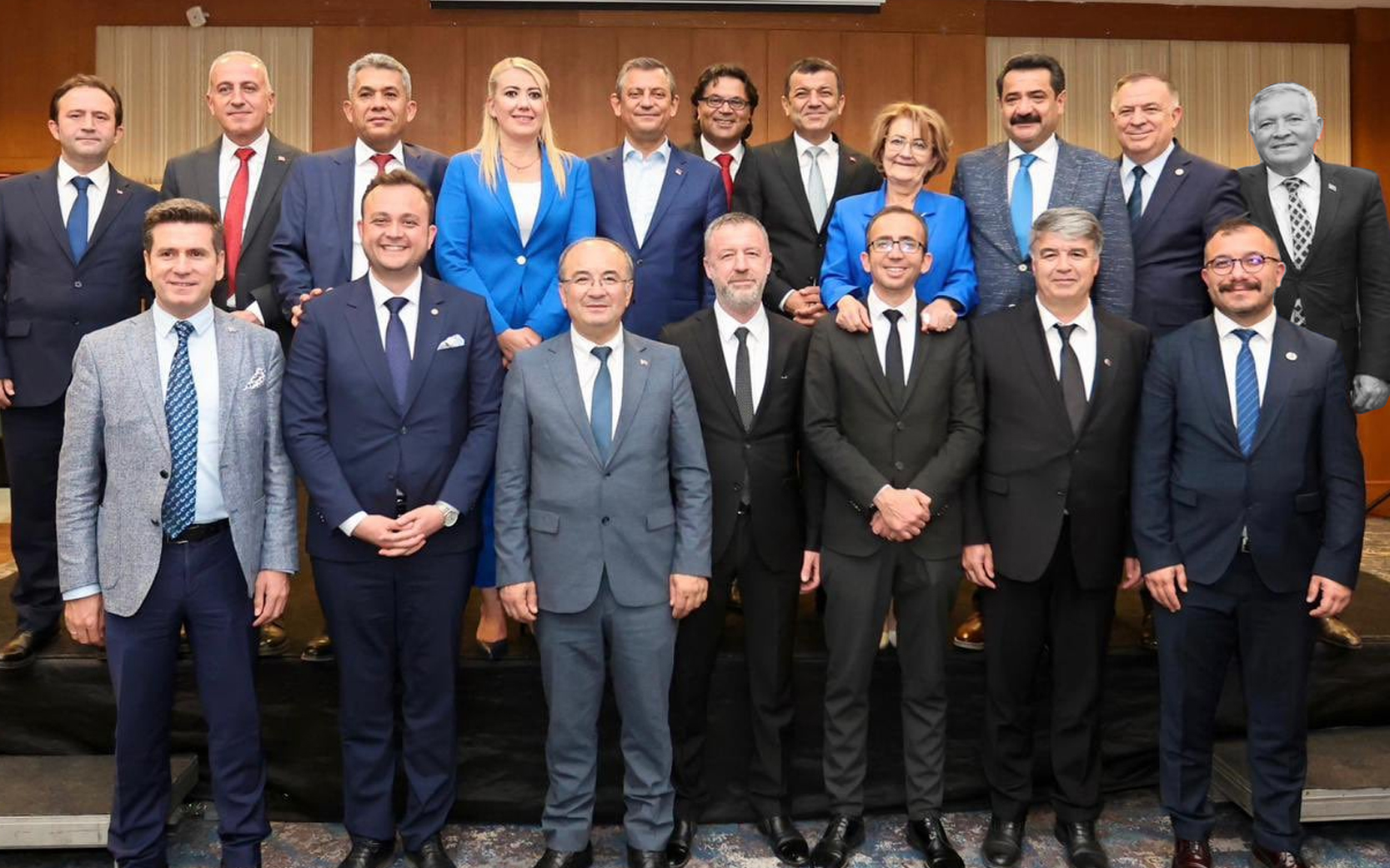 Büyükşehir Belediye Başkanı ile 14 ilçe belediye başkanı Yeni Parti’de