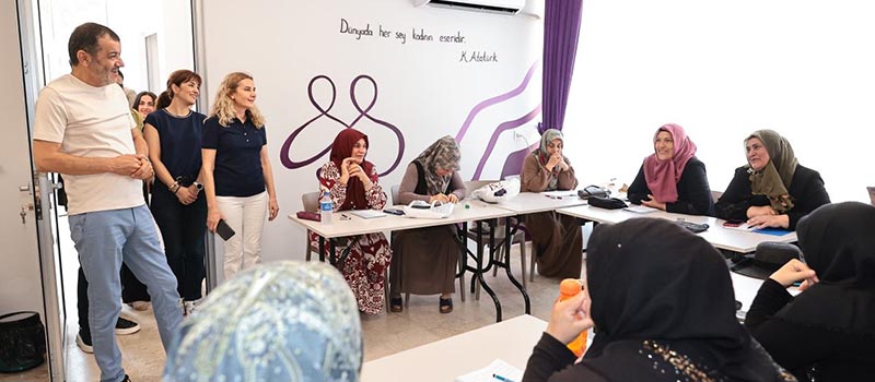 Denizli Büyükşehir Belediye Başkanı Bülent Nuri Çavuşoğlu, yaz okuluna katılan çocuklar ve kadınlar ile bir araya geldi