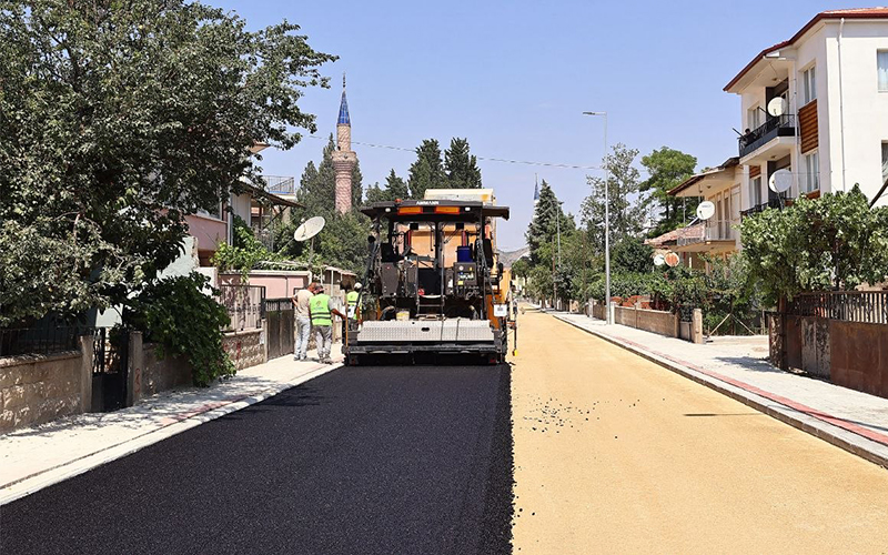 Büyükşehir’den Çivril’de asfalt döküm çalışması