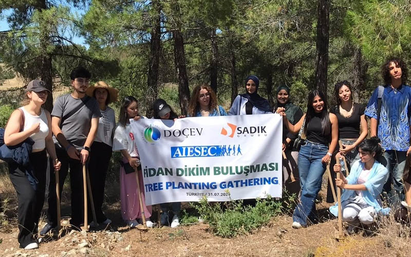 DOÇEV etkinliğinde yabancı öğrenciler fidan dikti