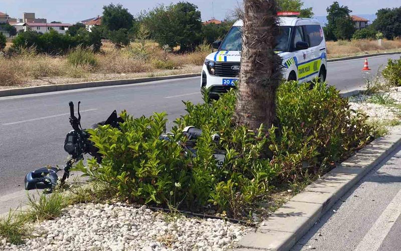 Refüje çarpan motosikletin sürücüsü ağır yaralandı