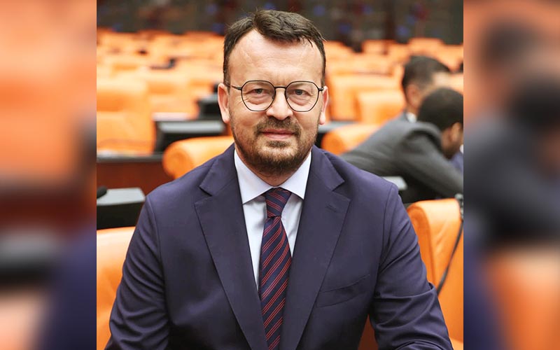 Arpacı, bir maaşını Yeni Parti’ye bağışladı