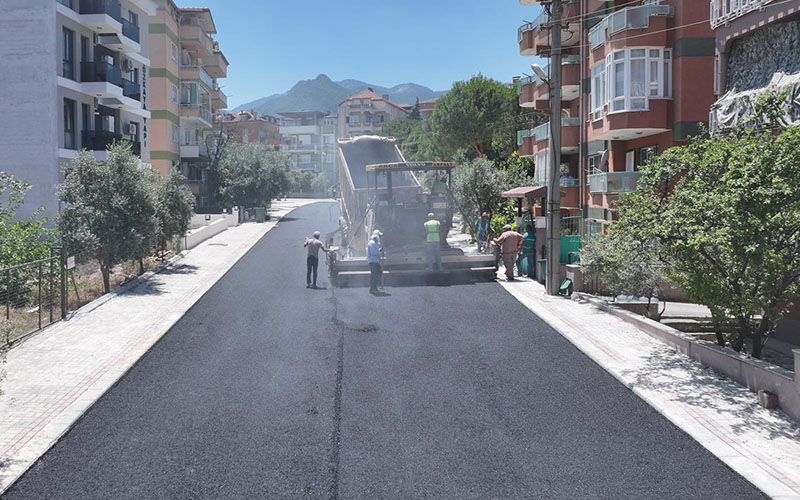 Ertemur, Yunus Emre Mahallesi’ndeki üstyapı çalışmalarını inceledi