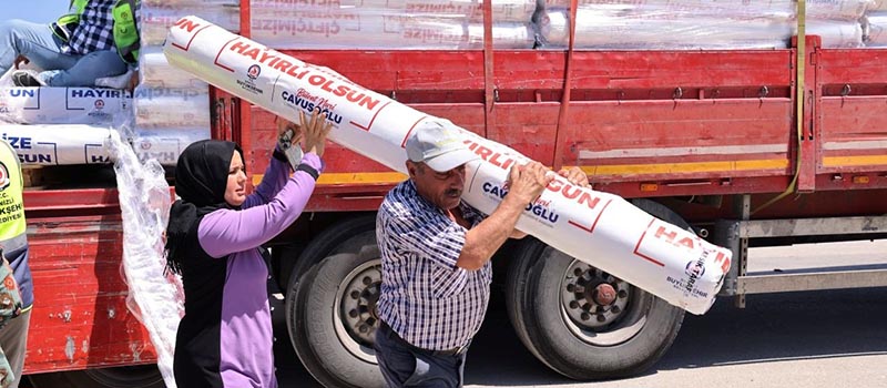 Denizli'de Büyükşehir Belediyesi'nin çiftçilere sera naylonu dağıtımına Kale ilçesinden başlandı