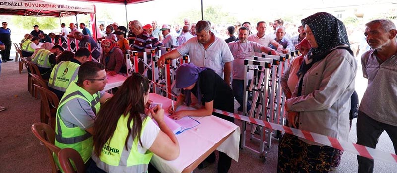 Denizli'de Büyükşehir Belediyesi'nin çiftçilere sera naylonu dağıtımına Kale ilçesinden başlandı